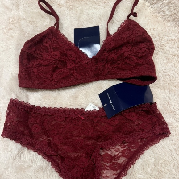 Maroon laced set - Picture 1 of 1